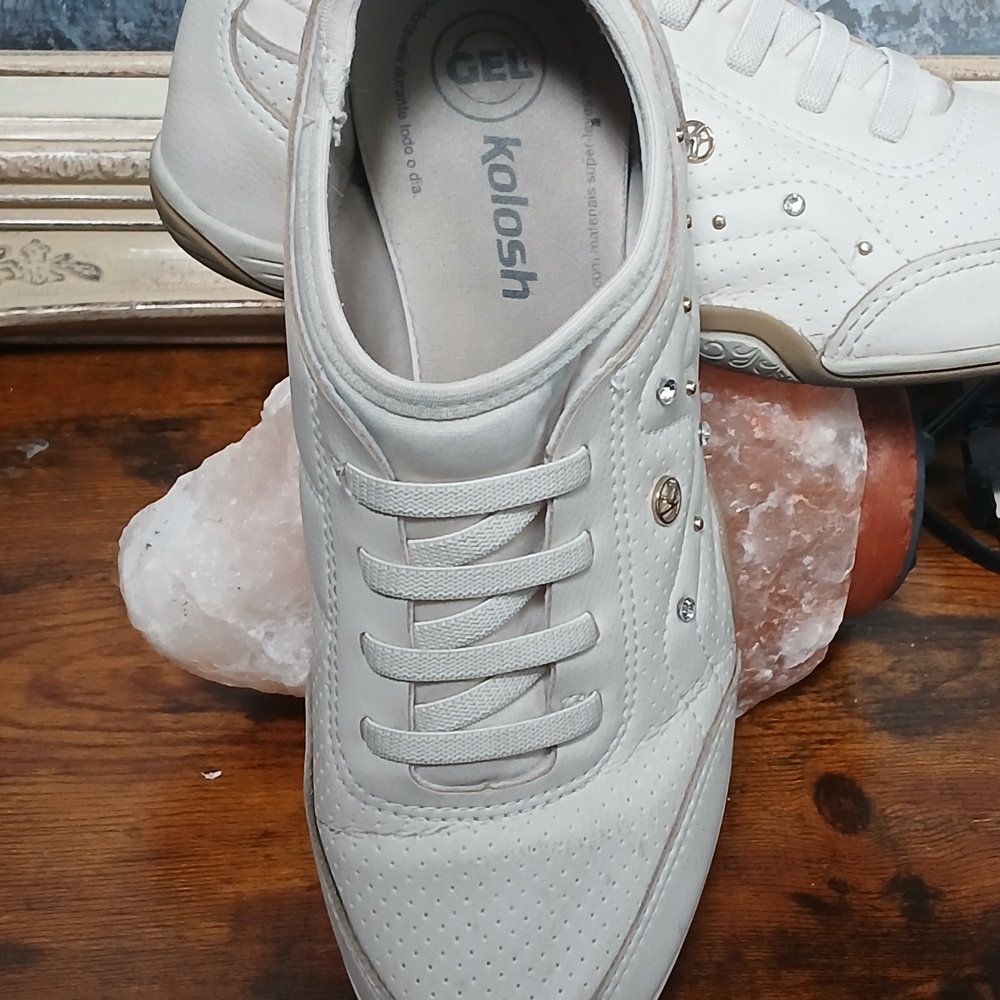 Elegant Cream Sneakers for Women - Picture 3 of 6